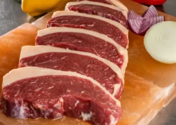 Nem carvão, nem churrasqueira: novo método vem conquistando os brasileiros na hora de fazer o churrasco