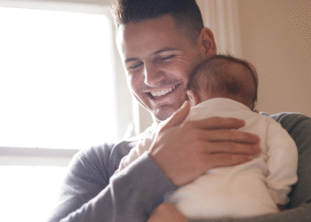 Licença paternidade foi aprovada, mas ainda não é suficiente, segundo os pais