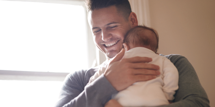 Licença paternidade foi aprovada, mas ainda não é suficiente, segundo os pais