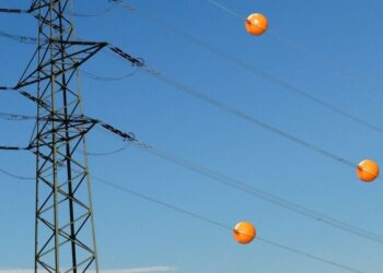 Entenda o que são as bolas nas linhas de transmissão nos fios e para que servem