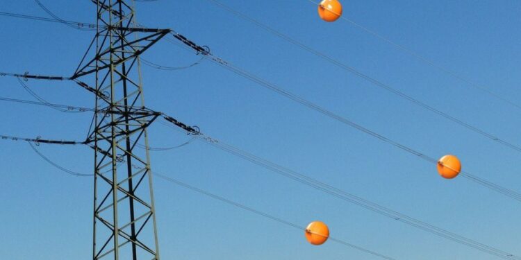 Entenda o que são as bolas nas linhas de transmissão nos fios e para que servem