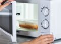 Especialistas alertam sobre perigo de esquentar líquidos no micro-ondas; veja!